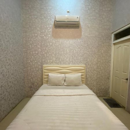 Griya Rw Family Guest House Redpartner Solo Extérieur photo