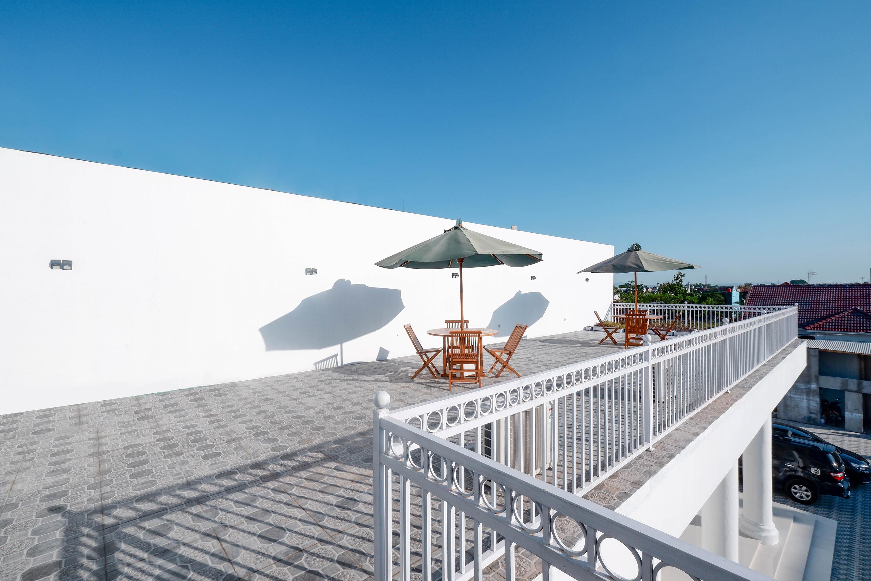 Griya Rw Family Guest House Redpartner Solo Extérieur photo