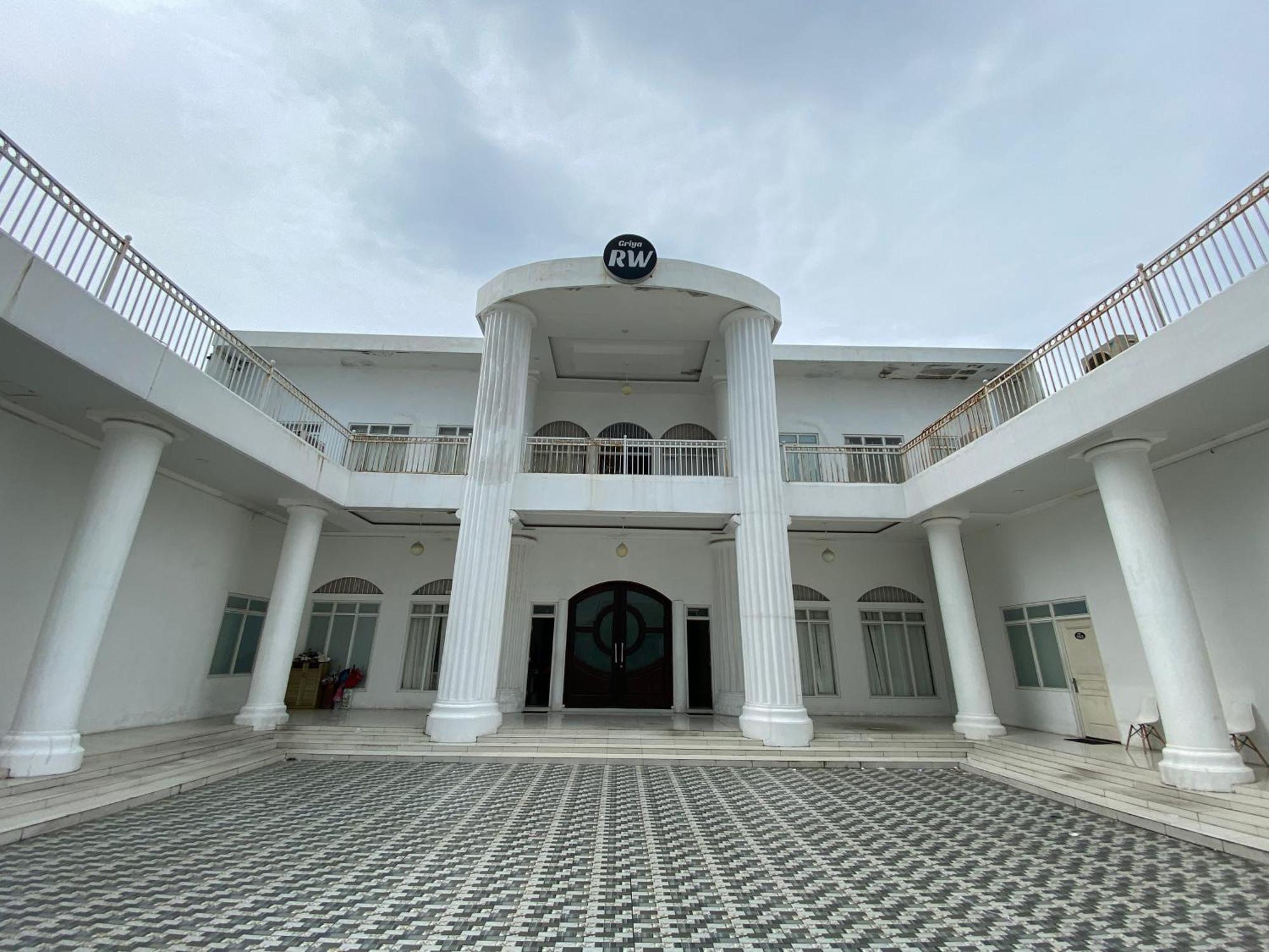 Griya Rw Family Guest House Redpartner Solo Extérieur photo