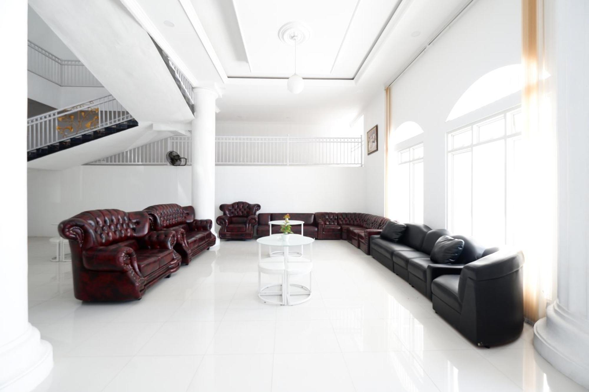 Griya Rw Family Guest House Redpartner Solo Extérieur photo