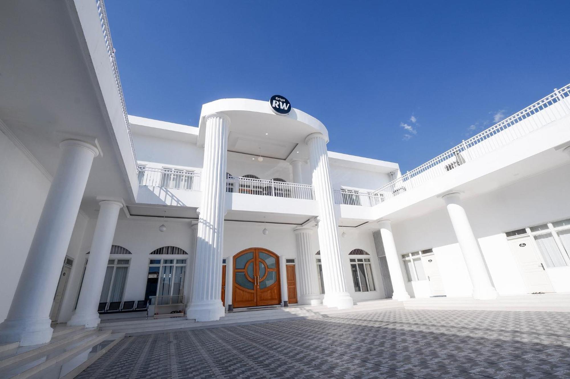 Griya Rw Family Guest House Redpartner Solo Extérieur photo