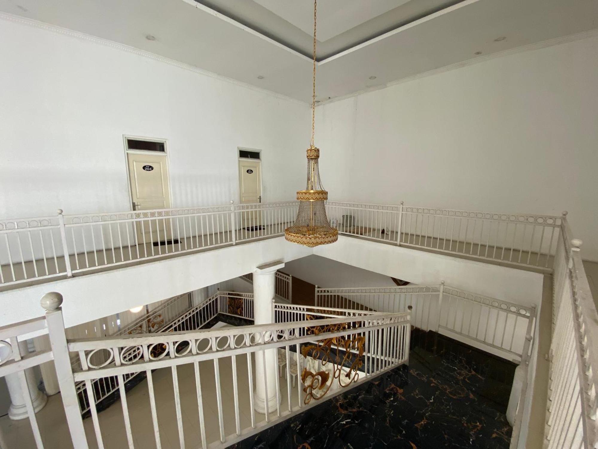 Griya Rw Family Guest House Redpartner Solo Extérieur photo