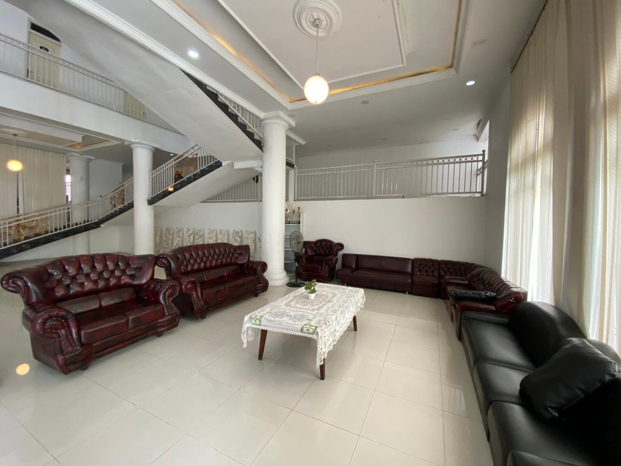 Griya Rw Family Guest House Redpartner Solo Extérieur photo